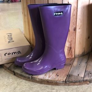 New Roma rain boots size 9